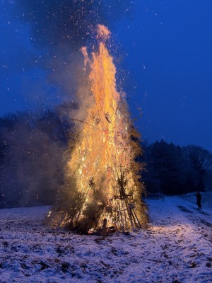 入選　吉田敏之　夕闇に映えるどんどやき